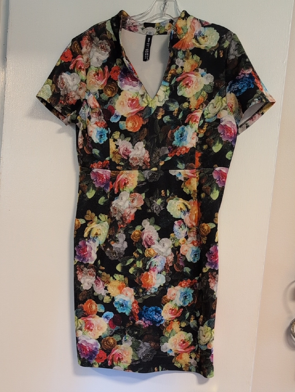 Design Lab Floral V-Neck Sheath Dress - Black Multi